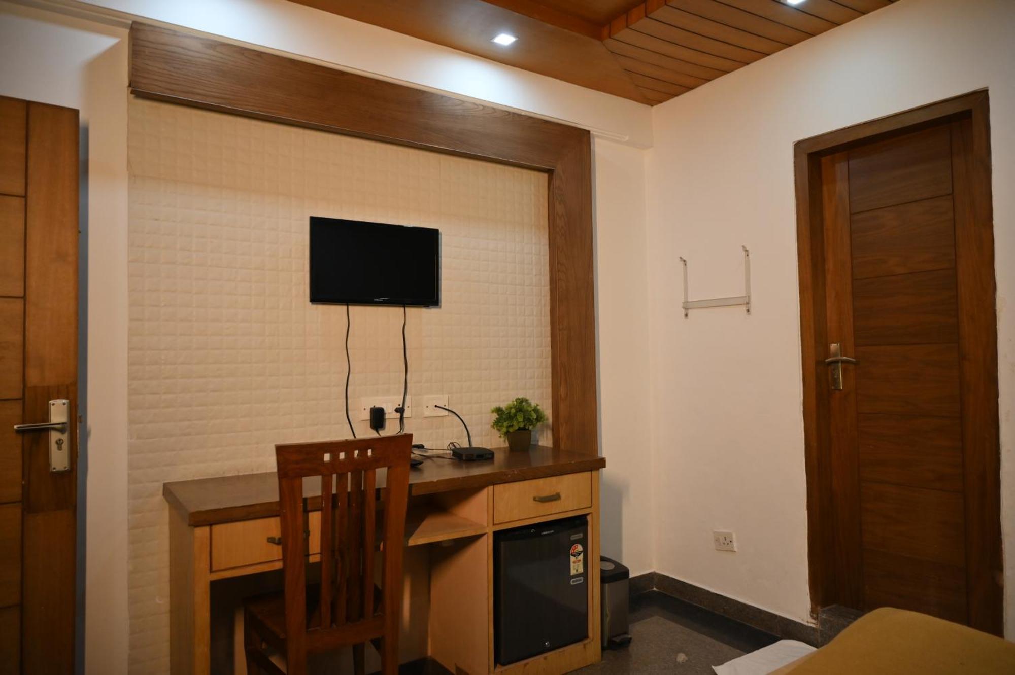 Hotel Dh Dharamshala Exterior photo